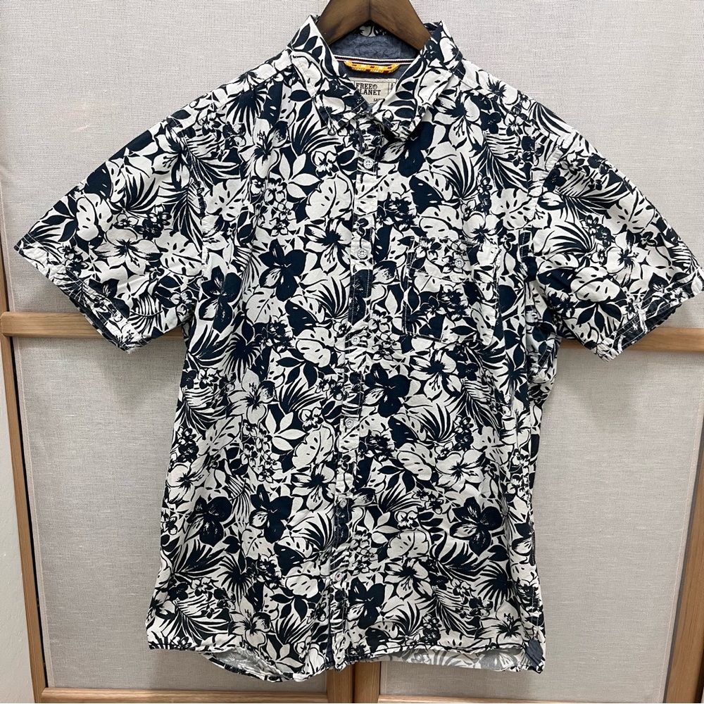 Free Planet Hawaiian Button Up Shirt Size L